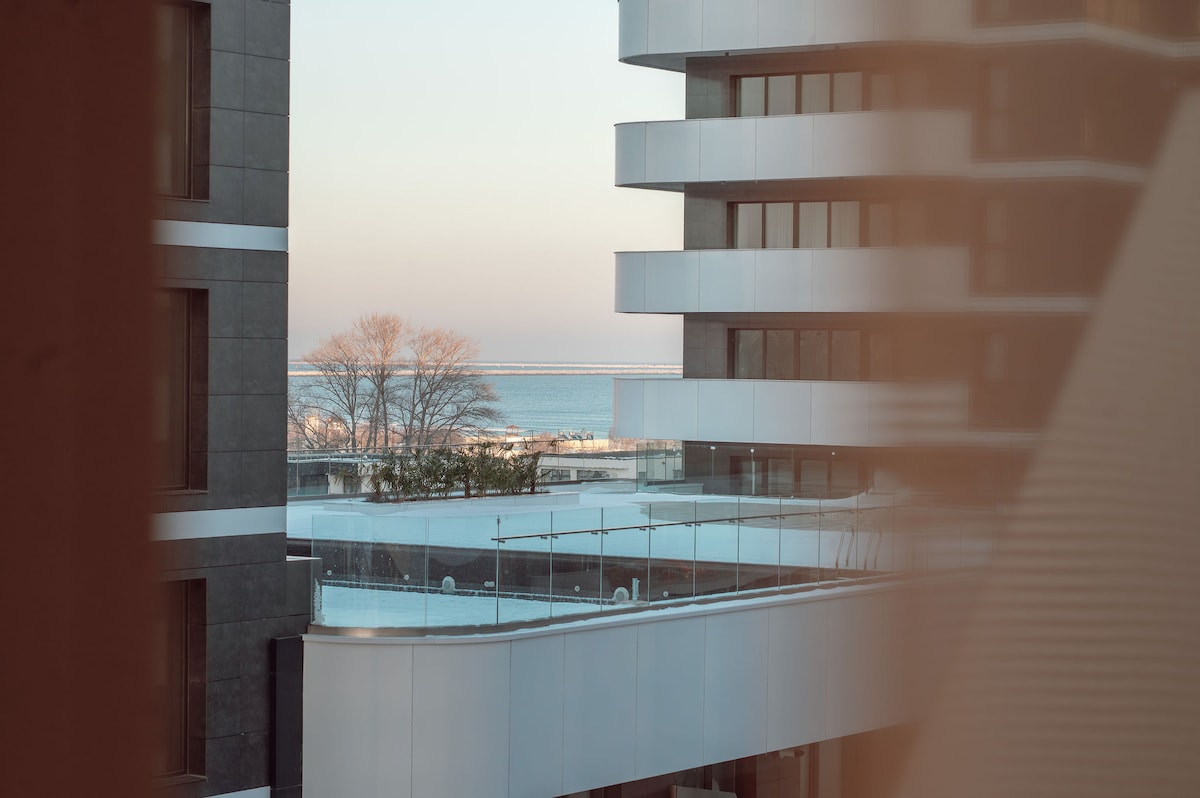 BlueWaves Apartment in Odyssey Pools SPA n Parking — Apartment — sea-view vacation rental at Alezzi Odyssey, Mamaia Nord, Constanța, Romania — property photo 8 | Aqua Vista Rentals