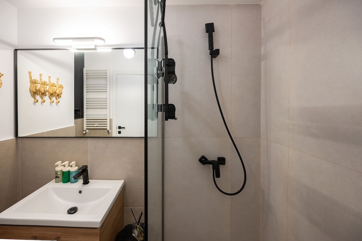 Glam Apartment in Odyssey Spa Pools and Parking — Apartment — sea-view vacation rental at Alezzi Odyssey, Mamaia Nord, Constanța, Romania — property photo 7 | Aqua Vista Rentals