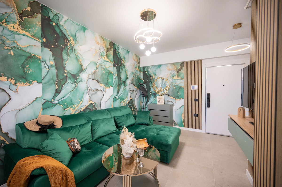 Green Signature Apartment in Odyssey spa and pools — Apartament — închiriere de vacanță cu vedere la mare în Alezzi Odyssey, Mamaia Nord, Constanța, România — fotografia principală a proprietății | Aqua Vista Rentals