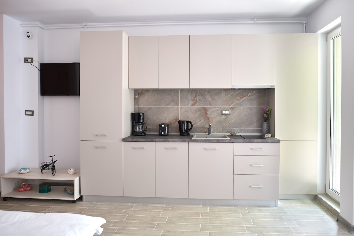 AZ-K62-e3-GoldenStd-S-4p-Cs — Studio — închiriere de vacanță cu vedere la mare în Alezzi Beach Resort, Mamaia Nord, Constanța, România — fotografia 5 a proprietății | Aqua Vista Rentals