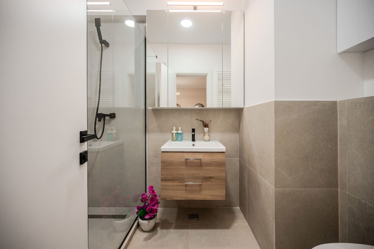 Chic Apartment in Odyssey Pools Spa and Parking — Apartment — vacation rental at Alezzi Odyssey, Mamaia Nord, Constanța, Romania — property photo 8 | Aqua Vista Rentals