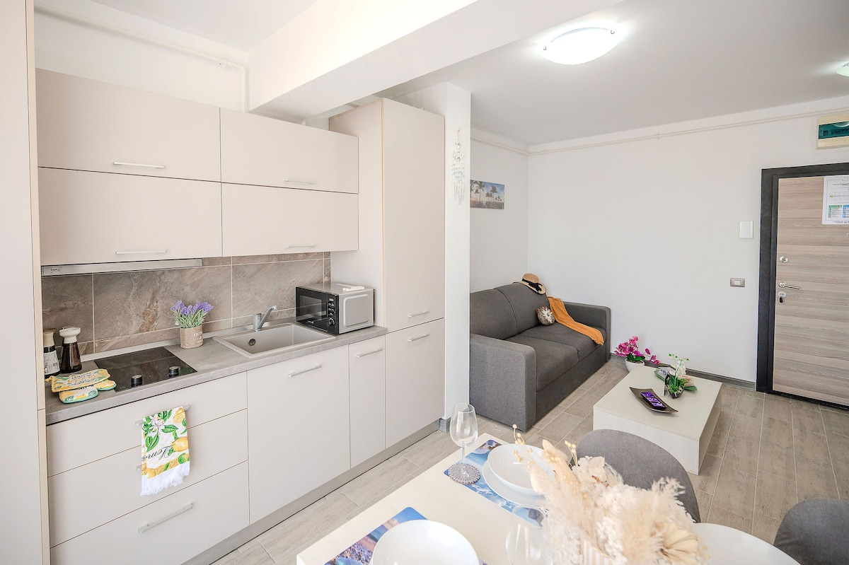 Soleil Studio in Alezzi spa and pools — Studio — vacation rental at Alezzi Beach Resort, Mamaia Nord, Constanța, Romania — property photo 6 | Aqua Vista Rentals