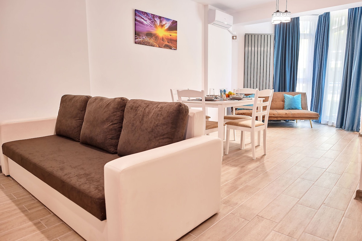 Endless Summer Suite 38 Pools Spa Parking Resort — Suite — sea-view vacation rental at Alezzi Beach Resort, Mamaia Nord, Constanța, Romania — property photo 7 | Aqua Vista Rentals