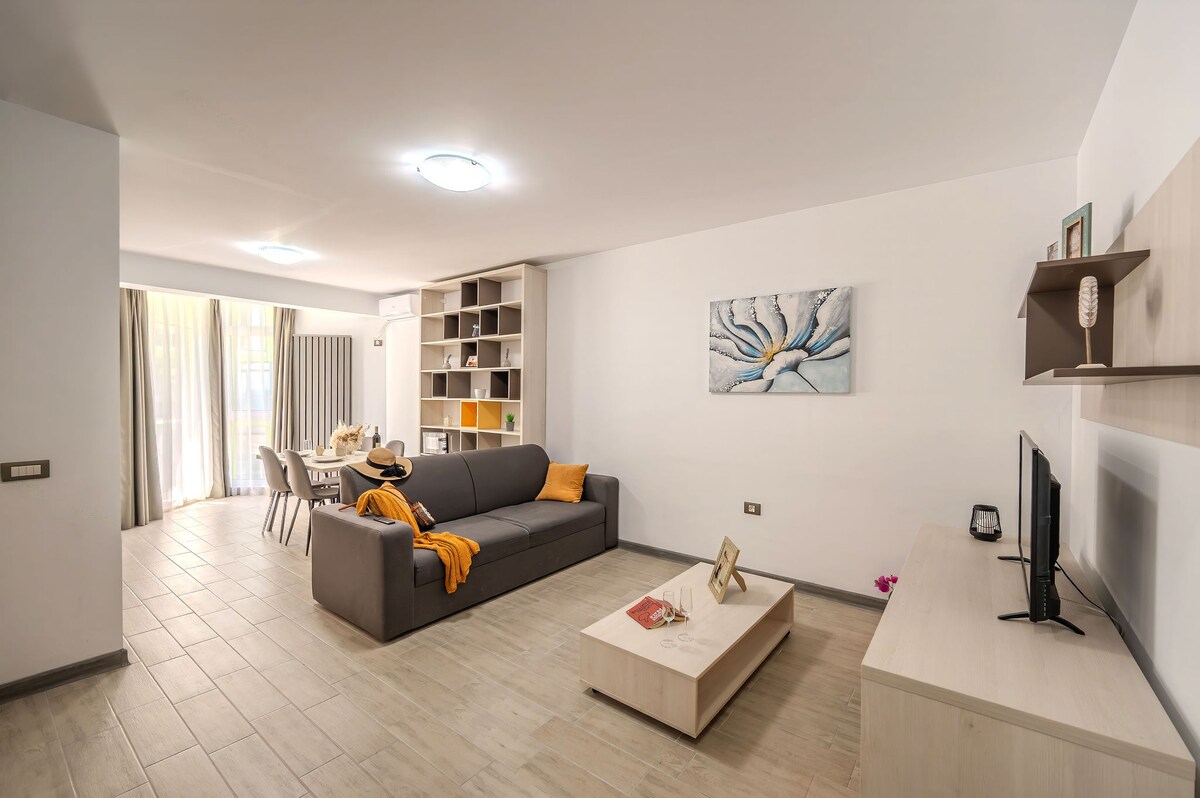 RadiSun Apartment Pools Spa Beach Resort — Apartament — închiriere de vacanță cu vedere la mare în Alezzi Beach Resort, Mamaia Nord, Constanța, România — fotografia principală a proprietății | Aqua Vista Rentals
