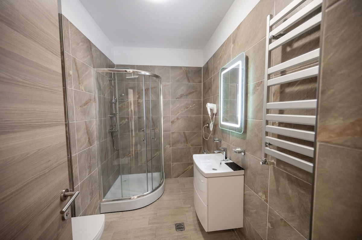 RadiSun Apartment Pools Spa Beach Resort — Apartament — închiriere de vacanță cu vedere la mare în Alezzi Beach Resort, Mamaia Nord, Constanța, România — fotografia 6 a proprietății | Aqua Vista Rentals