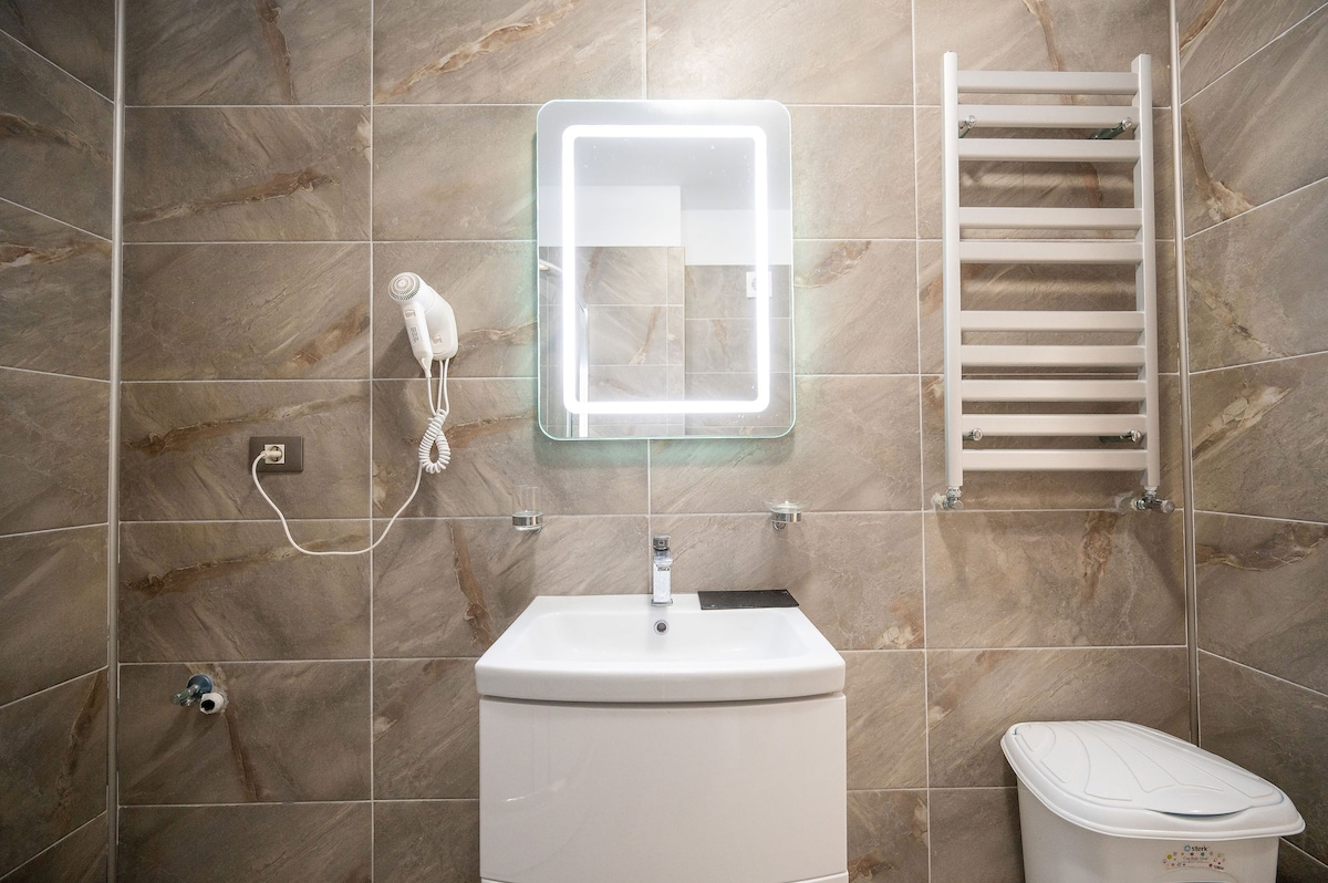 RadiSun Apartment Pools Spa Beach Resort — Apartament — închiriere de vacanță cu vedere la mare în Alezzi Beach Resort, Mamaia Nord, Constanța, România — fotografia 8 a proprietății | Aqua Vista Rentals