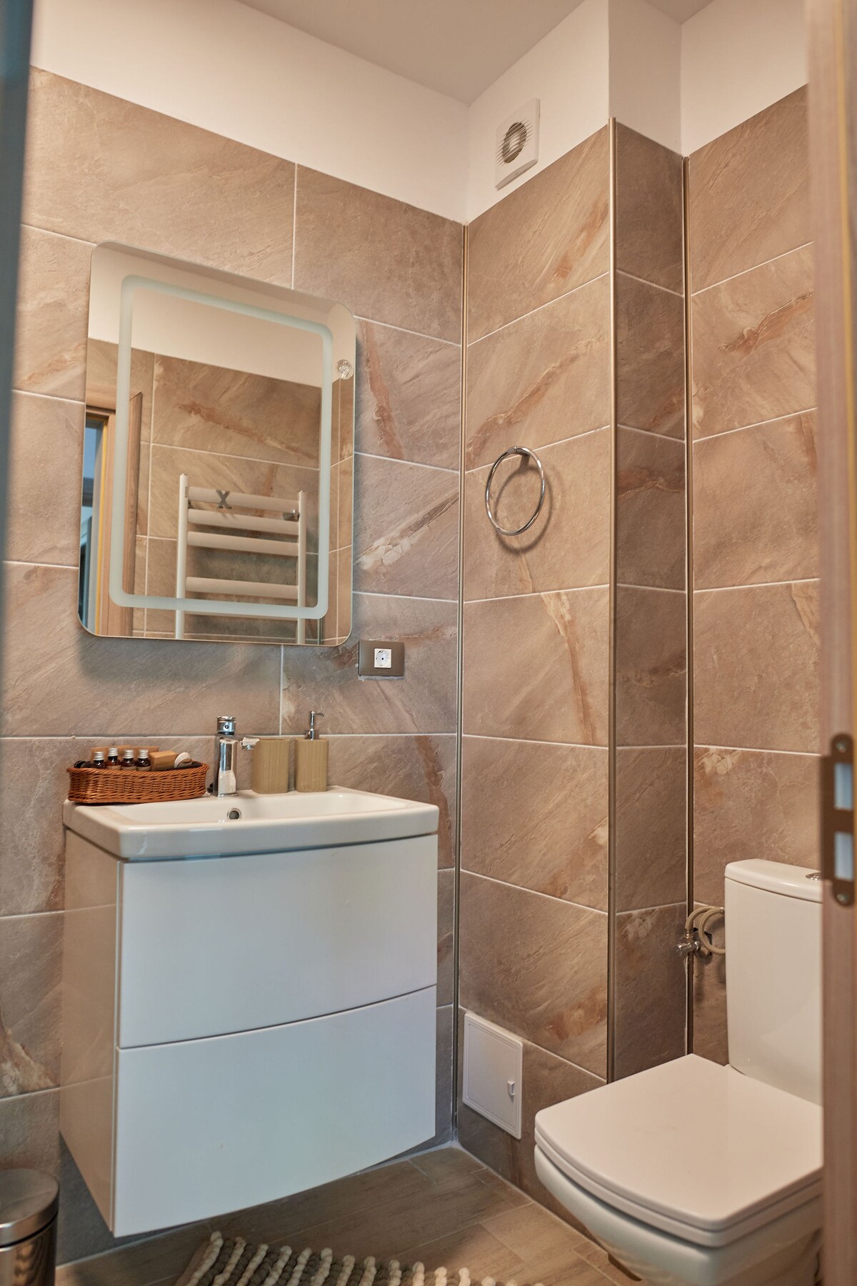 Sea la Vie 2BR Apt Spa n Pool Beach resort — Apartament — închiriere de vacanță în Alezzi Beach Resort, Mamaia Nord, Constanța, România — fotografia 6 a proprietății | Aqua Vista Rentals