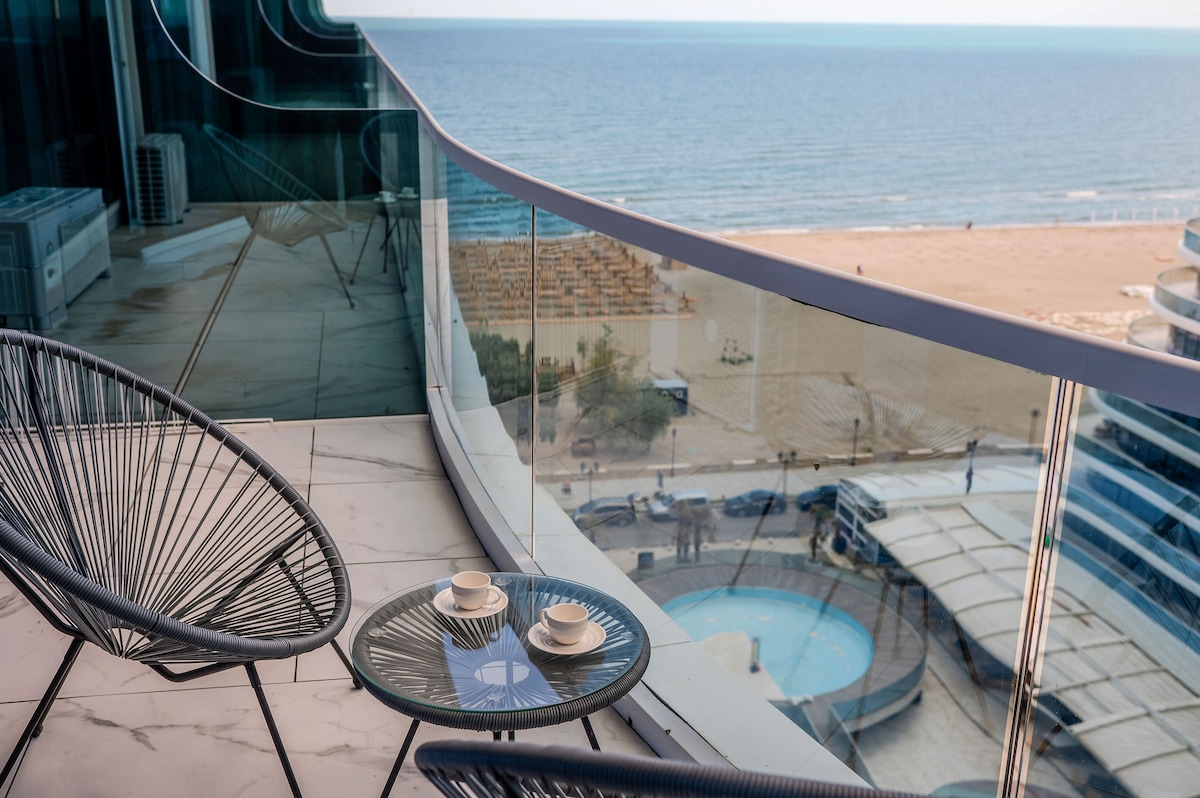 White Titanic Blue sea view Studio parking — Studio — închiriere de vacanță cu vedere la mare în White Titanic Mamaia, Mamaia Nord, Constanța, România — fotografia principală a proprietății | Aqua Vista Rentals