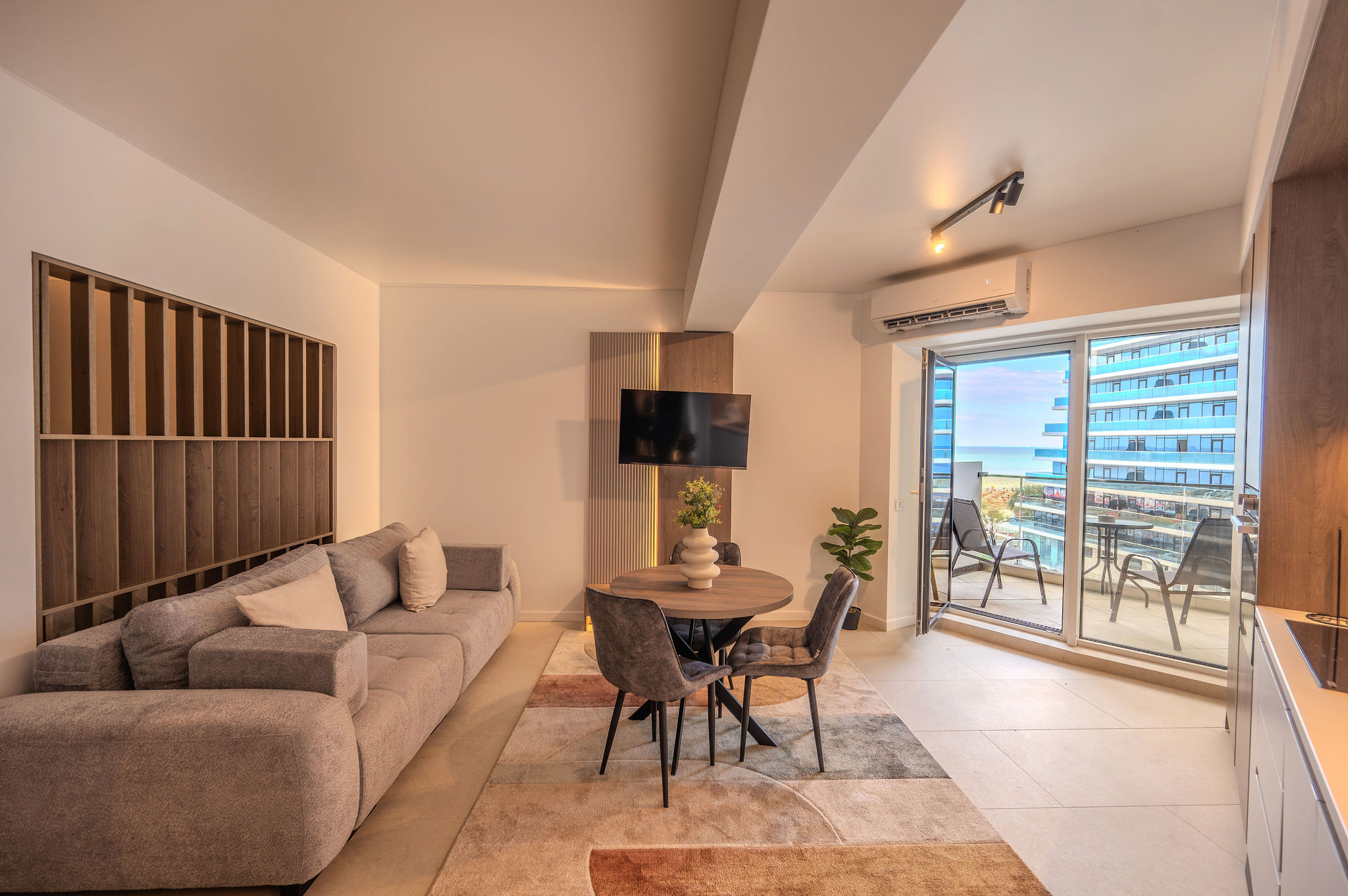 AC-427-Acove Collection (79 SQM. 2BD Studio Sea View) — Studio — închiriere de vacanță cu vedere la mare în Aqua Cullinan Resort & SPA, Mamaia Nord, Constanța, România — fotografia 3 a proprietății | Aqua Vista Rentals