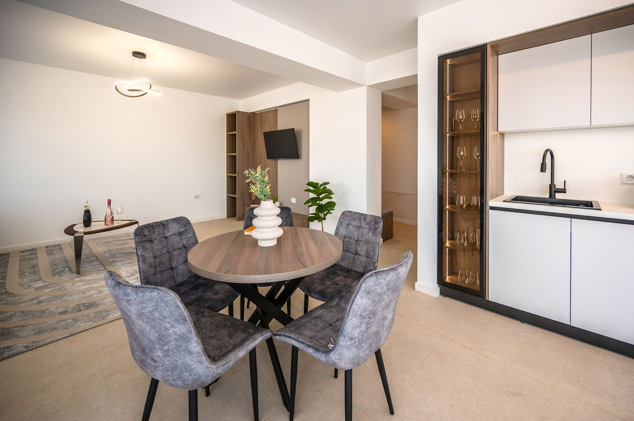AC-405-Corniche Collection (151 SQM 2BD Corner View) — Apartment — city-view vacation rental at Aqua Cullinan Resort & SPA, Mamaia Nord, Constanța, Romania — property photo 3 | Aqua Vista Rentals