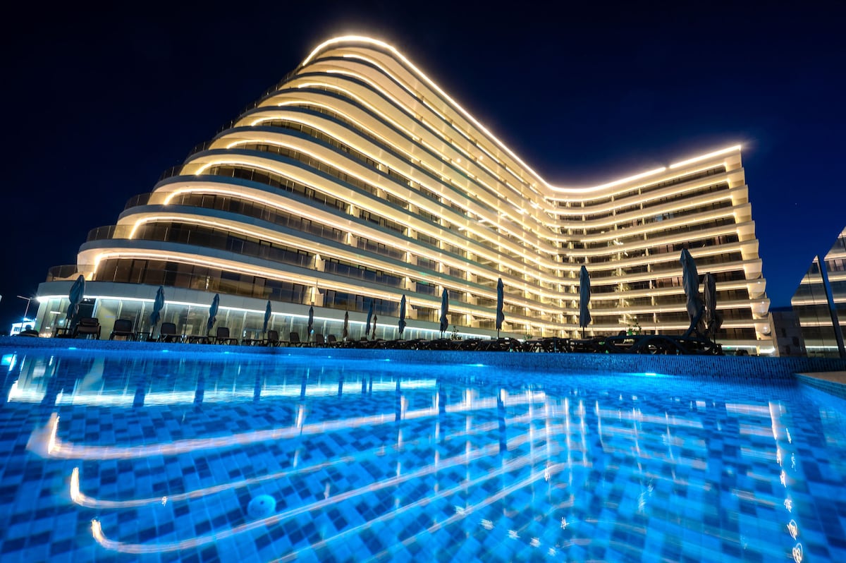 AC-134-Silver Shadow Collection (89 SQM 1BD City View) — Apartament — închiriere de vacanță cu vedere la oraș în Aqua Cullinan Resort & SPA, Mamaia Nord, Constanța, România — fotografia principală a proprietății | Aqua Vista Rentals