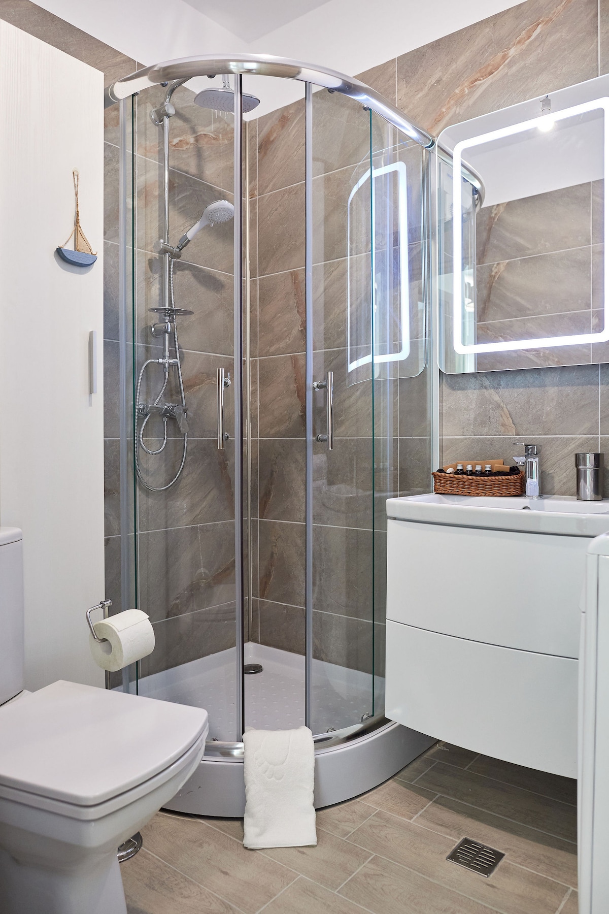 Summer Studio Spa n Pools beach resort — Studio — sea-view vacation rental at Alezzi Beach Resort, Mamaia Nord, Constanța, Romania — property photo 6 | Aqua Vista Rentals