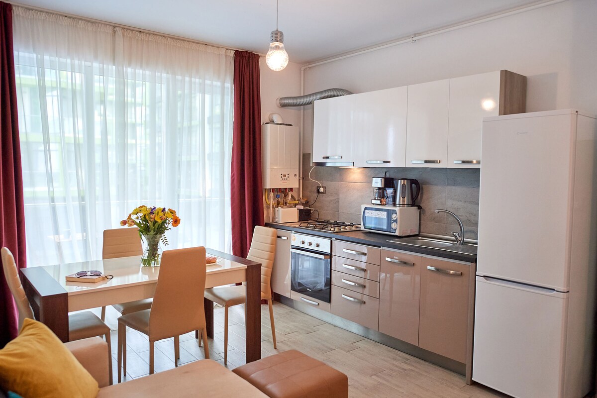 Glamour Sea view Family Apartment 02- Spa n Pools Resort — Apartment — sea-view vacation rental at Alezzi Beach Resort, Mamaia Nord, Constanța, Romania — property photo 5 | Aqua Vista Rentals