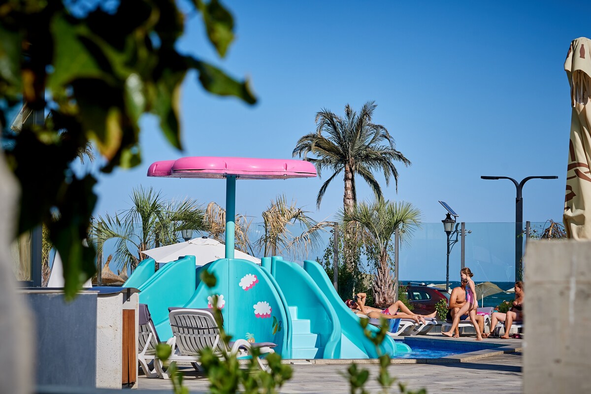 Vegas sea view Apartment - Spa Pools resort — Apartament — închiriere de vacanță cu vedere la mare în Alezzi Beach Resort, Mamaia Nord, Constanța, România — fotografia 4 a proprietății | Aqua Vista Rentals