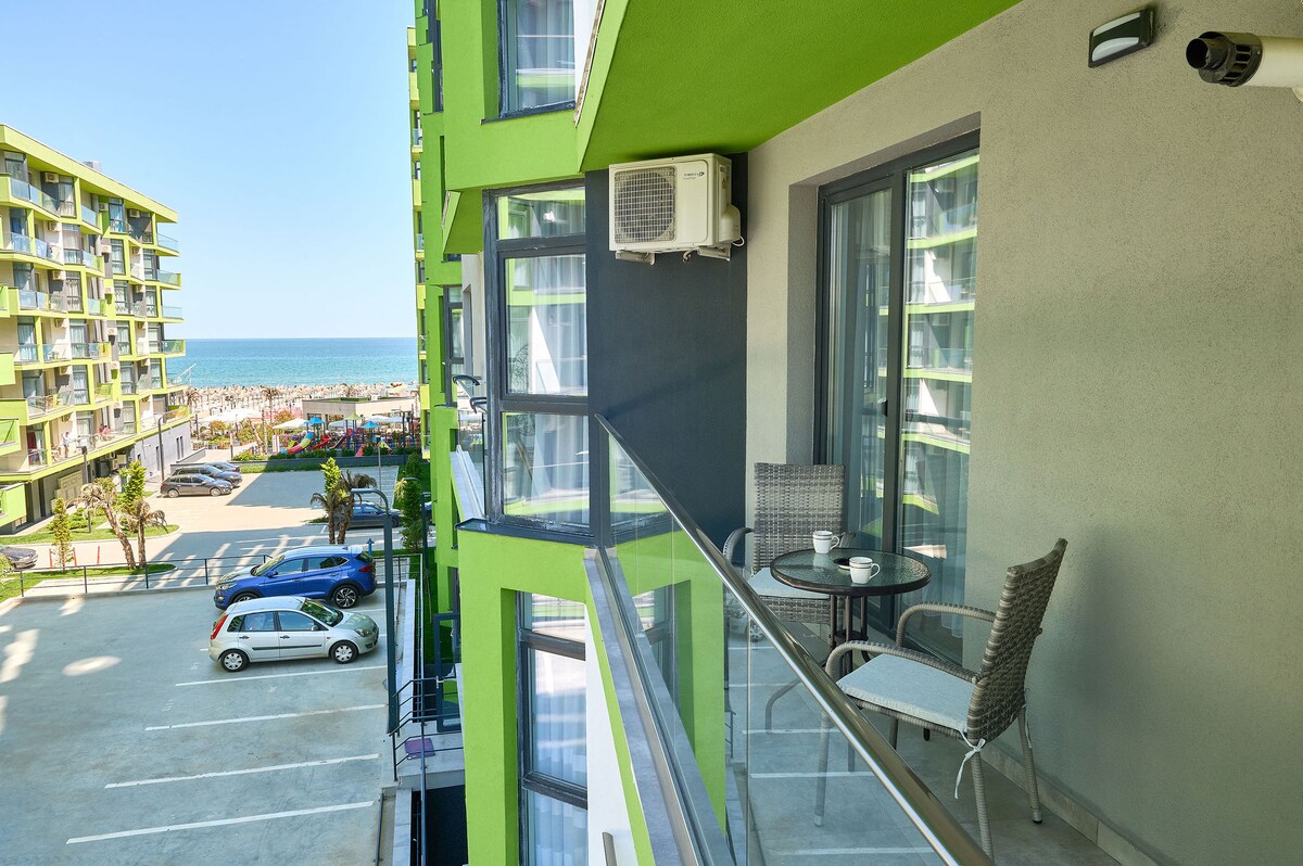 Orange Summer Apartment Spa Pools beach resort — Apartament — închiriere de vacanță cu vedere la mare în Alezzi Beach Resort, Mamaia Nord, Constanța, România — fotografia principală a proprietății | Aqua Vista Rentals