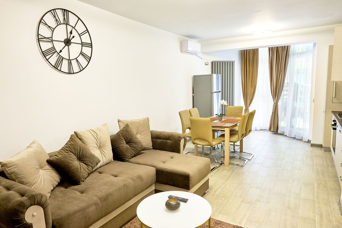 Sunset view Apartment- Spa Pools Resort — Apartment — vacation rental at Alezzi Beach Resort, Mamaia Nord, Constanța, Romania — property photo 4 | Aqua Vista Rentals
