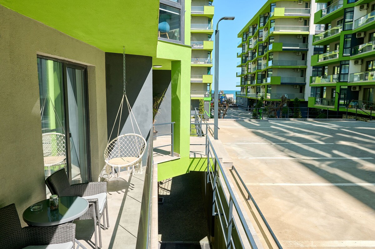 Sunset by the Sea Apartment - SPA Pools Resort — Apartament — închiriere de vacanță în Alezzi Beach Resort, Mamaia Nord, Constanța, România — fotografia principală a proprietății | Aqua Vista Rentals