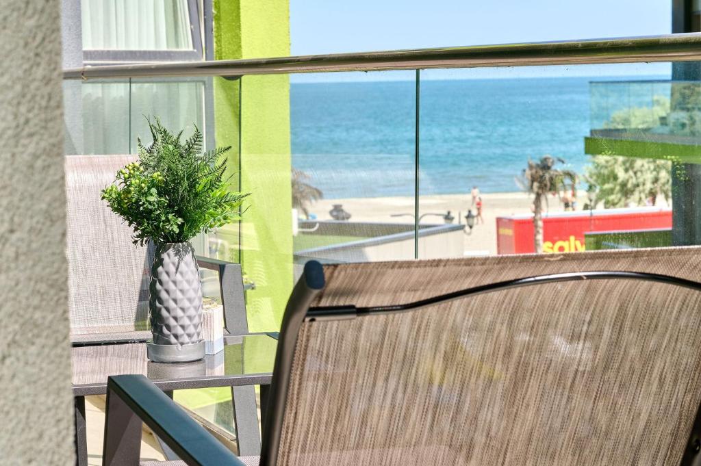 Blue Bamboo Apartment Spa Pools Resort and Parking — Apartament — închiriere de vacanță cu vedere la mare în Alezzi Beach Resort, Mamaia Nord, Constanța, România — fotografia principală a proprietății | Aqua Vista Rentals