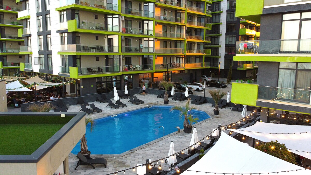 Glamour Red apartment 22 in Spa Pool resort — Apartament — închiriere de vacanță în Alezzi Beach Resort, Mamaia Nord, Constanța, România — fotografia 3 a proprietății | Aqua Vista Rentals