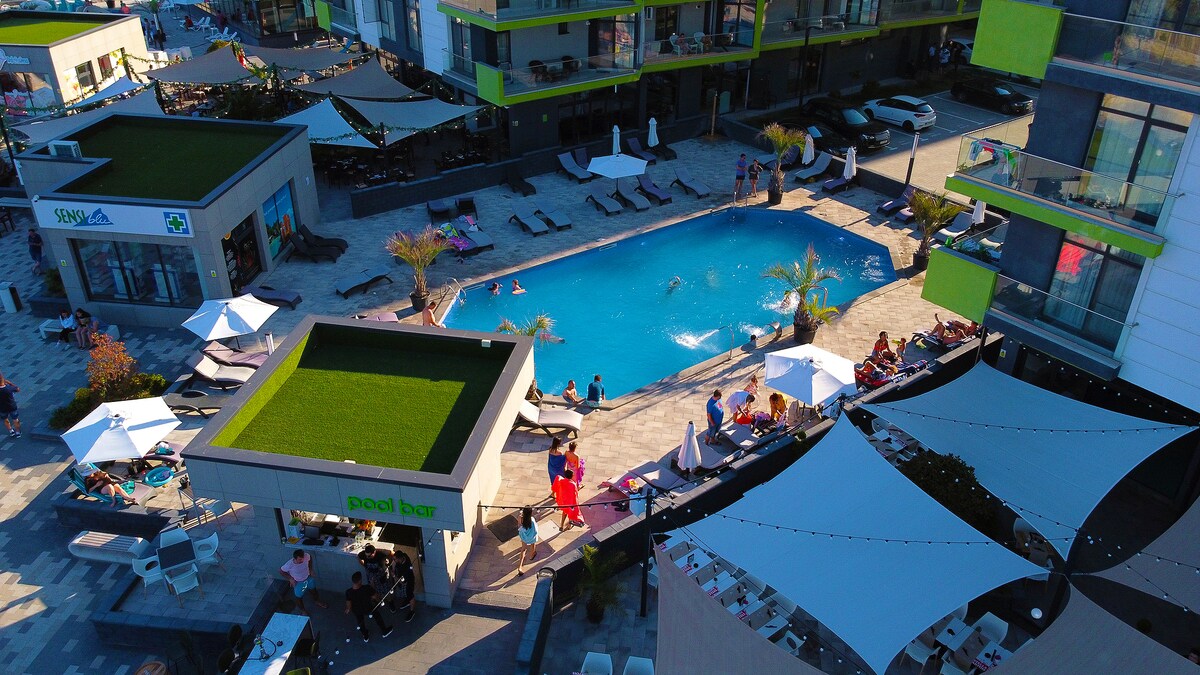 Rainbow sea view apartment Spa n Pool resort - parking — Apartament — închiriere de vacanță cu vedere la mare în Alezzi Beach Resort, Mamaia Nord, Constanța, România — fotografia 3 a proprietății | Aqua Vista Rentals
