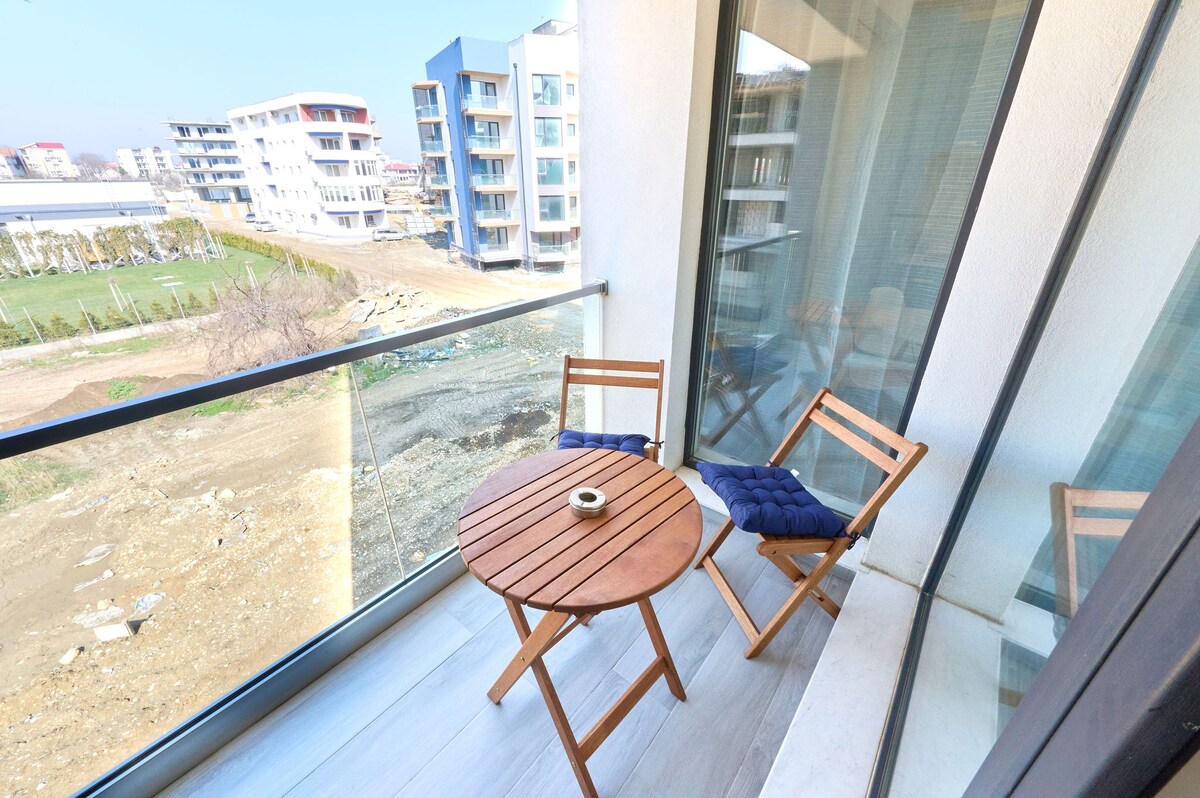 Color Studio 51 in Nord10 - Pool & playground — Studio — închiriere de vacanță în Nord10 by Alezzi, Mamaia Nord, Constanța, România — fotografia principală a proprietății | Aqua Vista Rentals