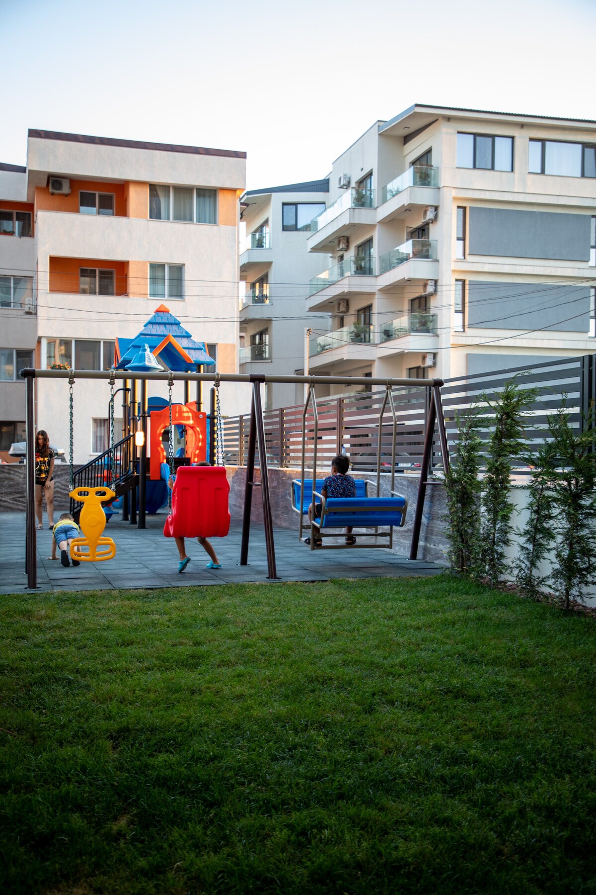 Color Studio 51 in Nord10 - Pool & playground — Studio — închiriere de vacanță în Nord10 by Alezzi, Mamaia Nord, Constanța, România — fotografia 4 a proprietății | Aqua Vista Rentals