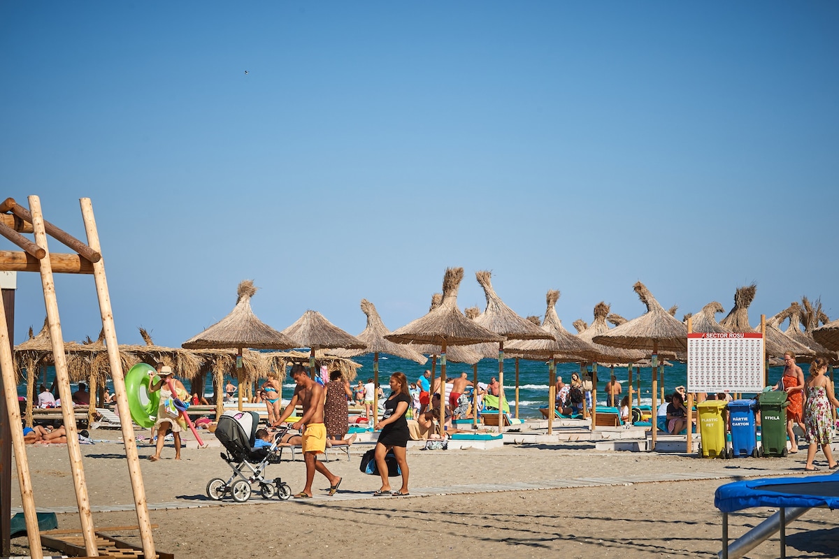 Color Studio 51 in Nord10 - Pool & playground — Studio — închiriere de vacanță în Nord10 by Alezzi, Mamaia Nord, Constanța, România — fotografia 5 a proprietății | Aqua Vista Rentals