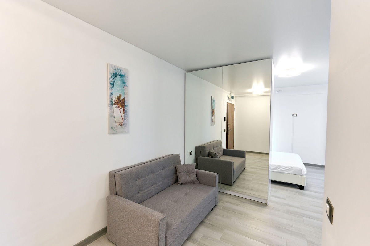 Color Studio 51 in Nord10 - Pool & playground — Studio — închiriere de vacanță în Nord10 by Alezzi, Mamaia Nord, Constanța, România — fotografia 7 a proprietății | Aqua Vista Rentals