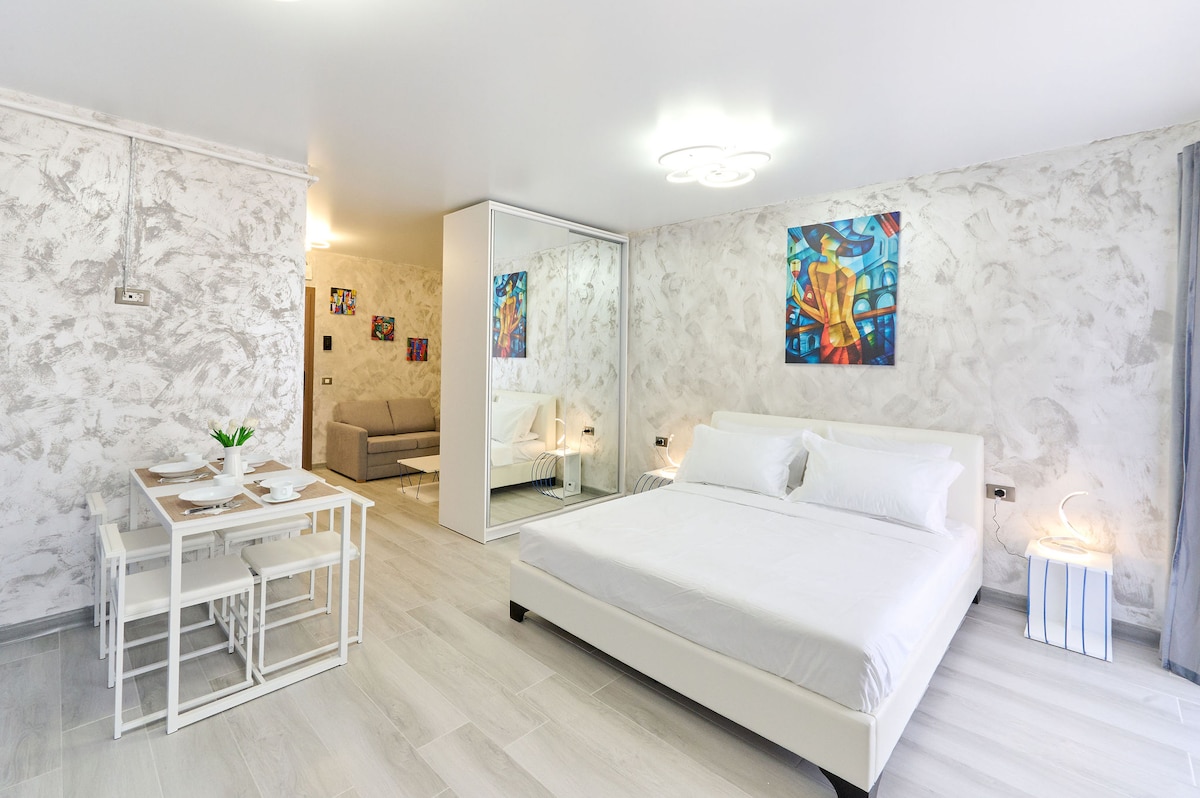 Color Studio 134 in Nord10 Pool & playground — Studio — închiriere de vacanță în Nord10 by Alezzi, Mamaia Nord, Constanța, România — fotografia principală a proprietății | Aqua Vista Rentals