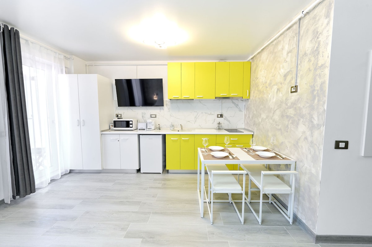 Color Studio 56 in Nord10 - Pool & playground — Studio — închiriere de vacanță în Nord10 by Alezzi, Mamaia Nord, Constanța, România — fotografia 7 a proprietății | Aqua Vista Rentals