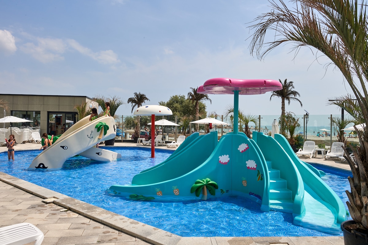 Color Studio 126 - Spa & Pools access — Studio — vacation rental at Alezzi Beach Resort, Mamaia Nord, Constanța, Romania — property photo 4 | Aqua Vista Rentals