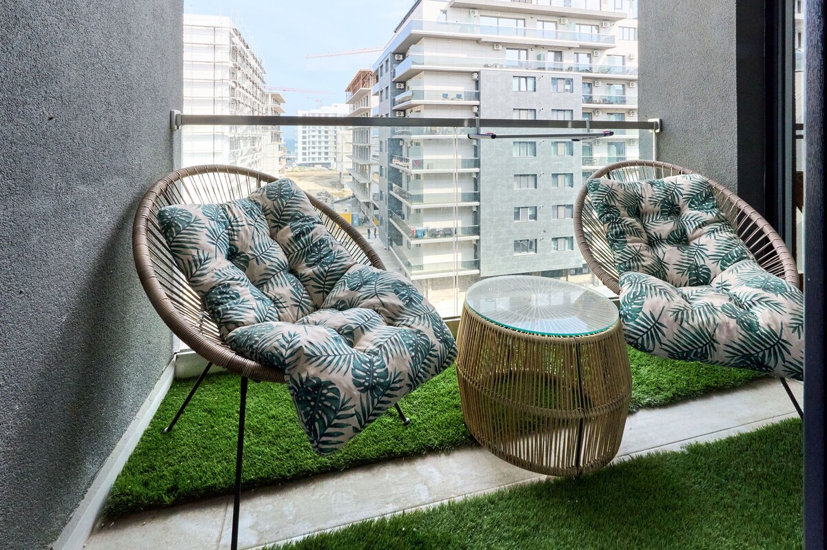 Color Studio 110 in Nord10 Pool & playground — Studio — închiriere de vacanță în Nord10 by Alezzi, Mamaia Nord, Constanța, România — fotografia principală a proprietății | Aqua Vista Rentals