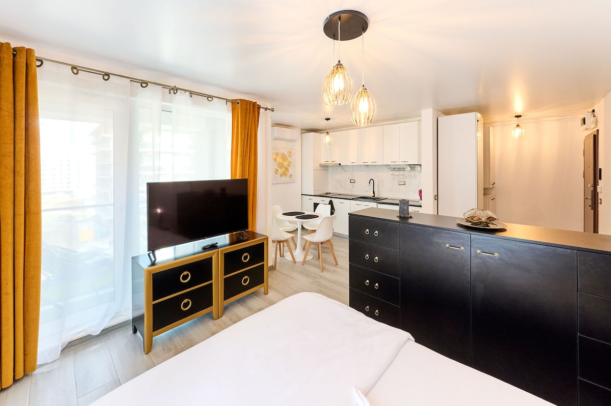 Color Studio 110 in Nord10 Pool & playground — Studio — închiriere de vacanță în Nord10 by Alezzi, Mamaia Nord, Constanța, România — fotografia 4 a proprietății | Aqua Vista Rentals