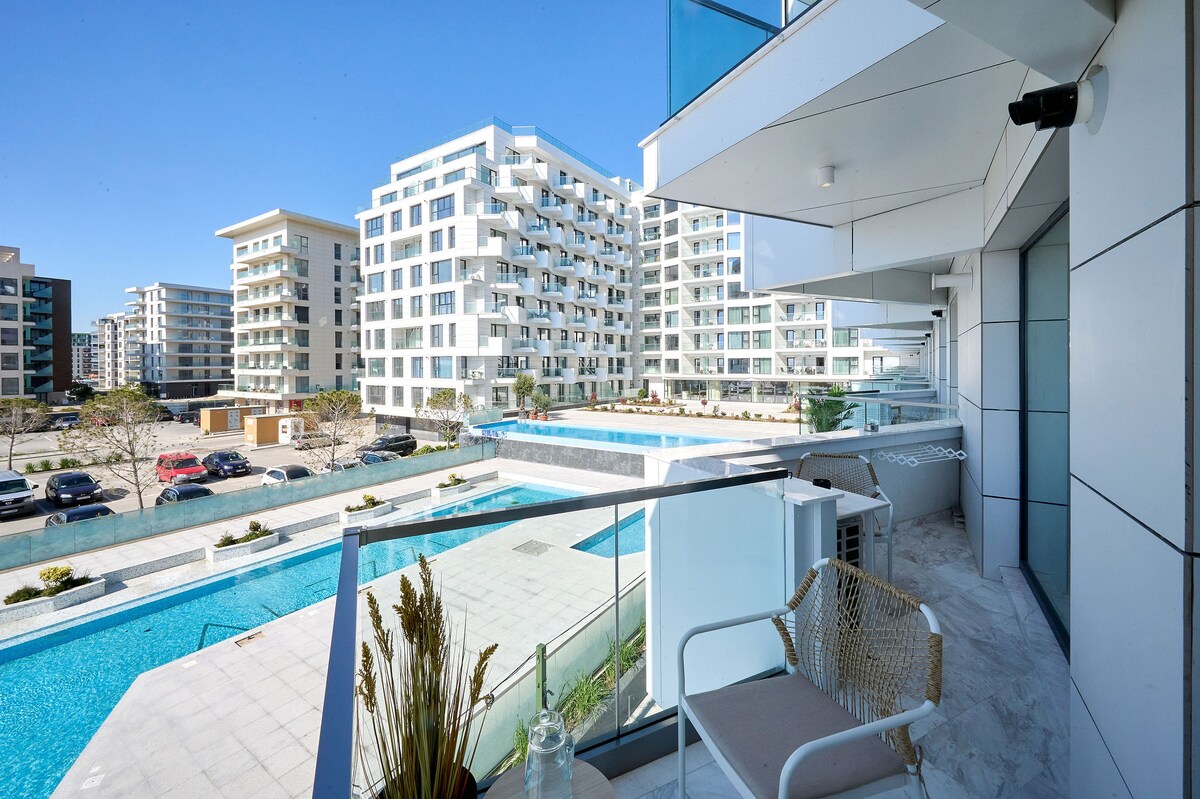 Infinity Everglow Apartment Spa&Pool Beach Resort-parking — Apartament — închiriere de vacanță cu vedere la oraș în Infinity Resort & SPA, Mamaia Nord, Constanța, România — fotografia principală a proprietății | Aqua Vista Rentals