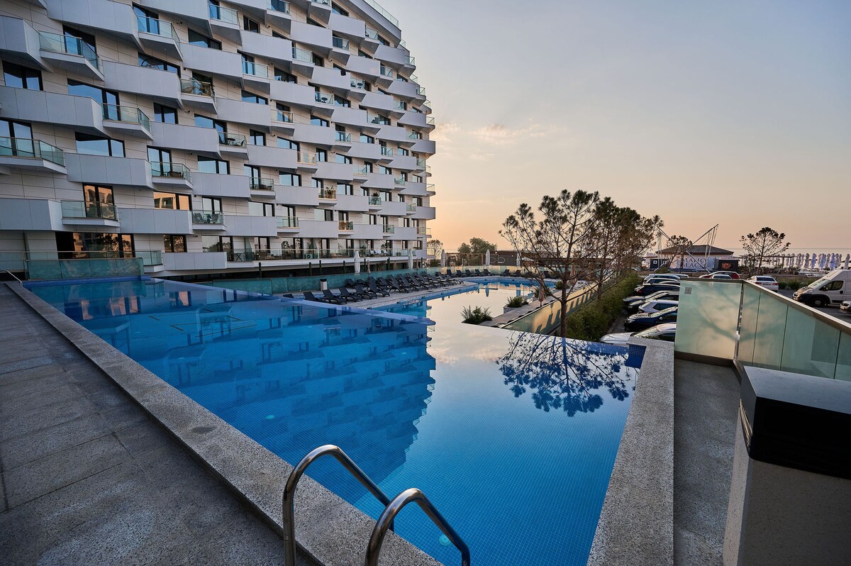 Retro Apartment in Infinity Beach Resort — Apartment — sea-view vacation rental at Infinity Resort & SPA, Mamaia Nord, Constanța, Romania — property photo 4 | Aqua Vista Rentals