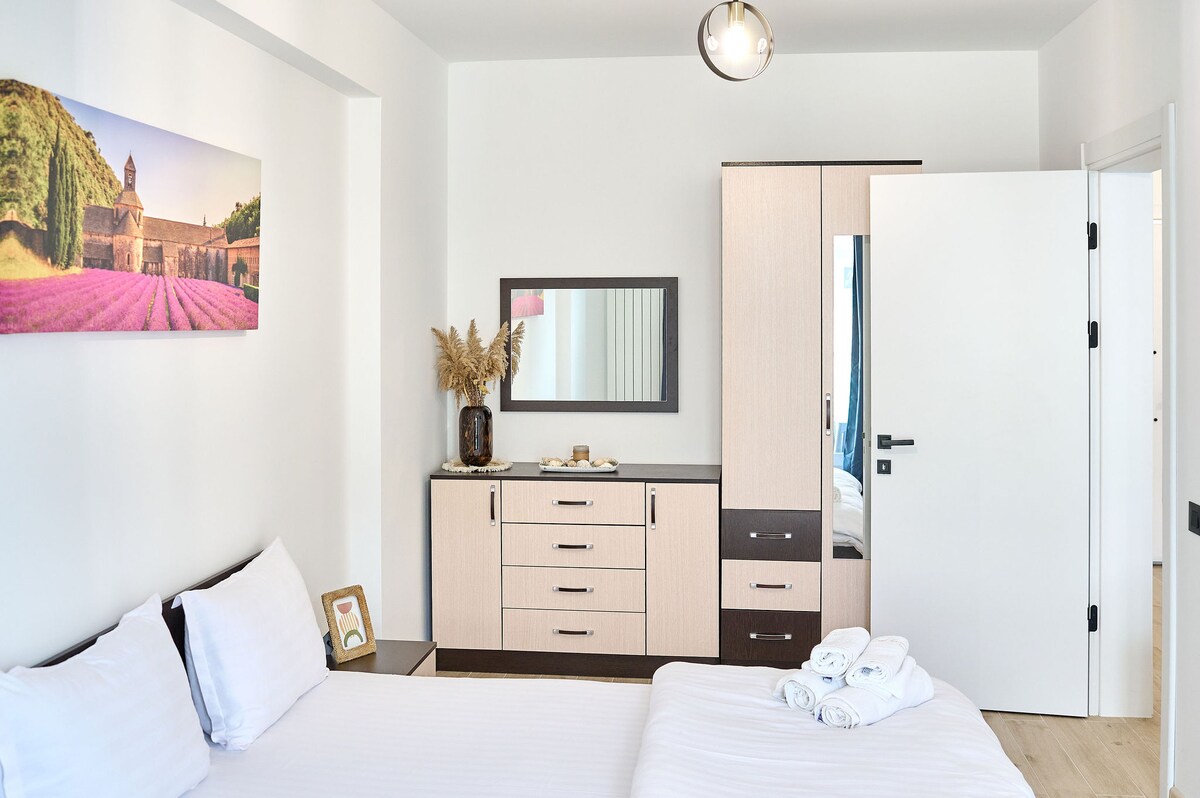 Retro Apartment in Infinity Beach Resort — Apartment — sea-view vacation rental at Infinity Resort & SPA, Mamaia Nord, Constanța, Romania — property photo 5 | Aqua Vista Rentals