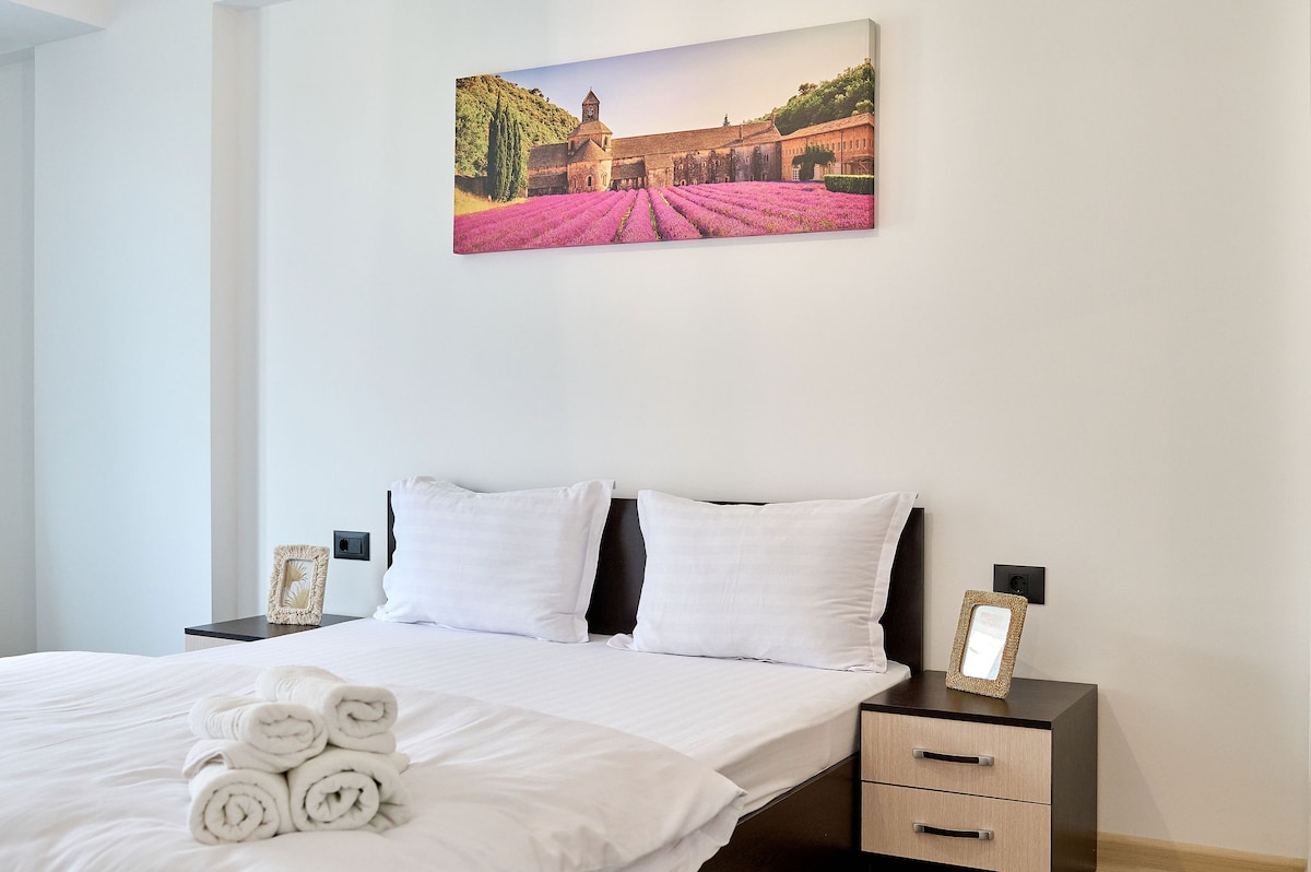 Retro Apartment in Infinity Beach Resort — Apartment — sea-view vacation rental at Infinity Resort & SPA, Mamaia Nord, Constanța, Romania — property photo 6 | Aqua Vista Rentals