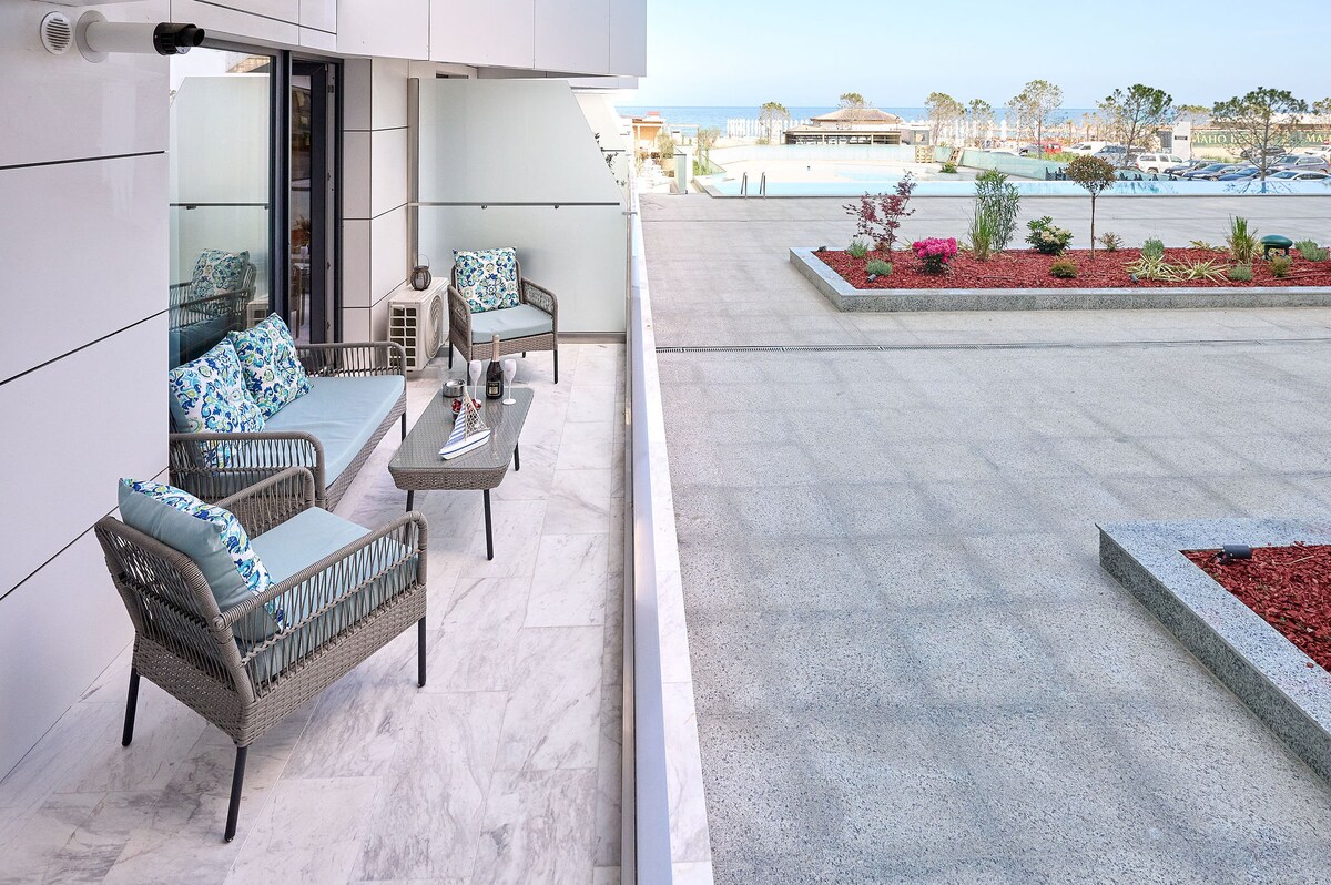 JAD Apartment in Infinity Beach Resort - parking — Apartament — închiriere de vacanță cu vedere la mare în Infinity Resort & SPA, Mamaia Nord, Constanța, România — fotografia principală a proprietății | Aqua Vista Rentals