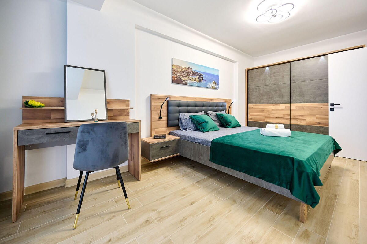 Star Apartment in Infinity Beach Resort - parking — Apartament — închiriere de vacanță în Infinity Resort & SPA, Mamaia Nord, Constanța, România — fotografia principală a proprietății | Aqua Vista Rentals