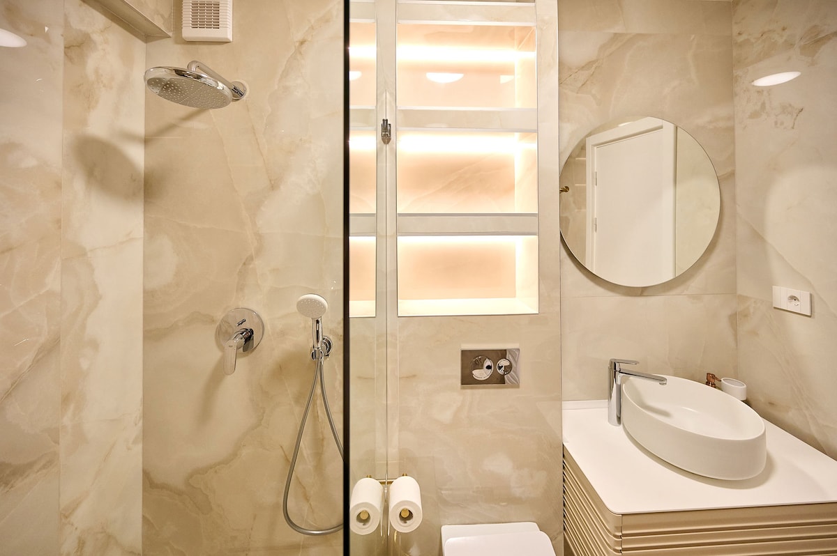 Wave n’ Sea Apartment in Infinity Beach Resort - parking — Apartment — sea-view vacation rental at Infinity Resort & SPA, Mamaia Nord, Constanța, Romania — property photo 8 | Aqua Vista Rentals
