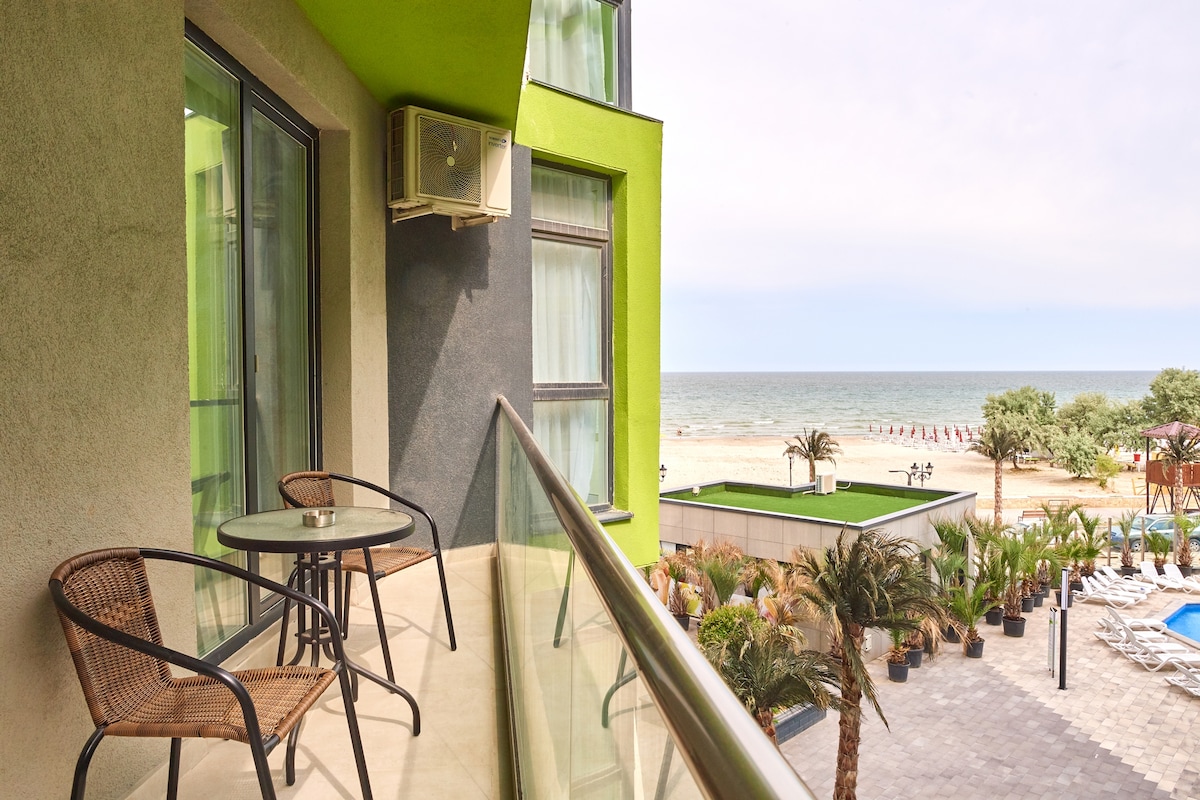 Red Apartament in Spa n Pool Beach resort — Apartament — închiriere de vacanță cu vedere la mare în Alezzi Beach Resort, Mamaia Nord, Constanța, România — fotografia principală a proprietății | Aqua Vista Rentals