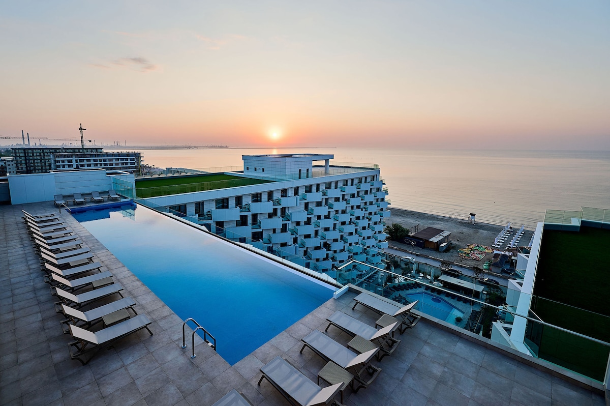 Infinity Breezes Apartment Beach Resort - parking — Apartament — închiriere de vacanță cu vedere la mare în Infinity Resort & SPA, Mamaia Nord, Constanța, România — fotografia principală a proprietății | Aqua Vista Rentals