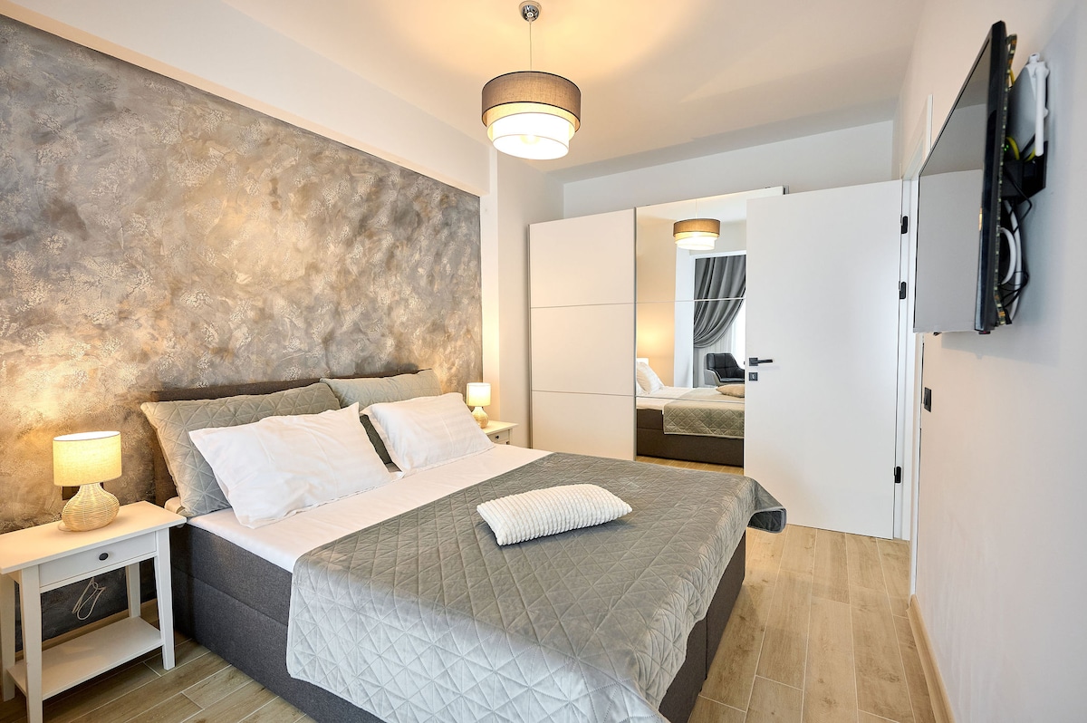 Infinity Breezes Apartment Beach Resort - parking — Apartament — închiriere de vacanță cu vedere la mare în Infinity Resort & SPA, Mamaia Nord, Constanța, România — fotografia 6 a proprietății | Aqua Vista Rentals