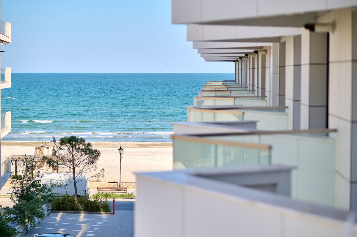 Emerald Gems Apartment in Infinity Beach Resort — Apartament — închiriere de vacanță în Infinity Resort & SPA, Mamaia Nord, Constanța, România — fotografia principală a proprietății | Aqua Vista Rentals