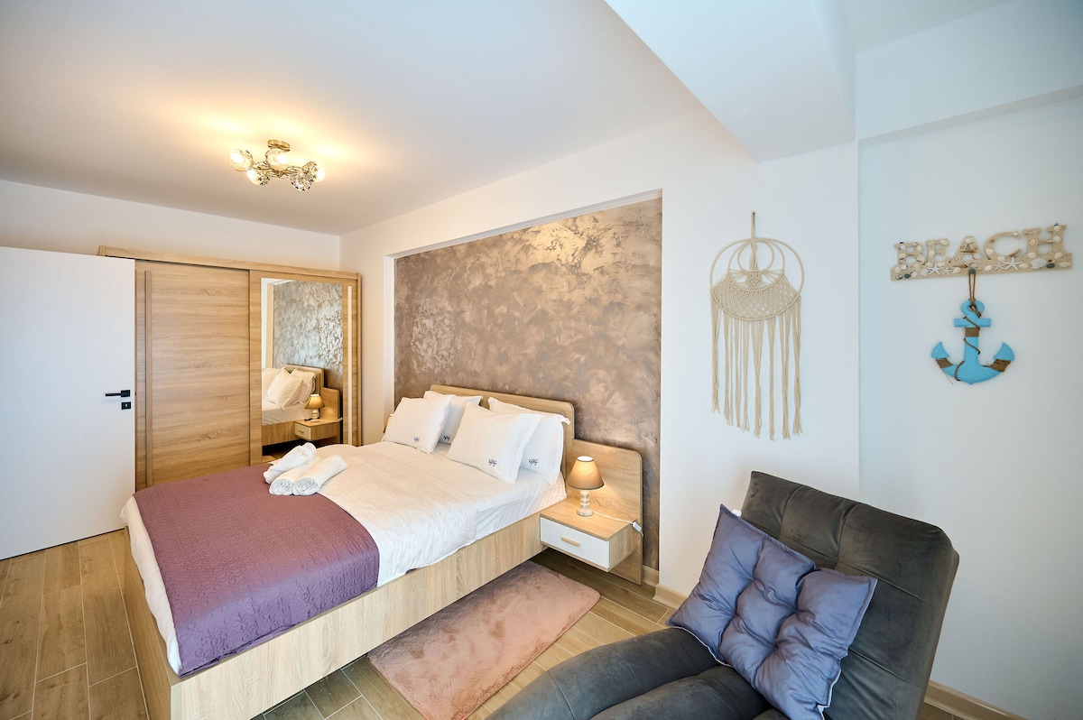 Sea Gem Apartment in Infinity Beach Resort parking — Apartament — închiriere de vacanță cu vedere la mare în Infinity Resort & SPA, Mamaia Nord, Constanța, România — fotografia 6 a proprietății | Aqua Vista Rentals