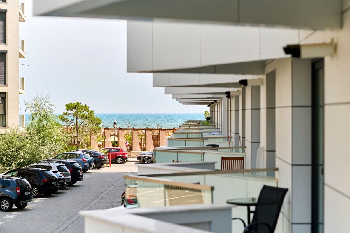 Niko Apartment in Infinity Beach Resort - parking — Apartament — închiriere de vacanță cu vedere la mare în Infinity Resort & SPA, Mamaia Nord, Constanța, România — fotografia 6 a proprietății | Aqua Vista Rentals