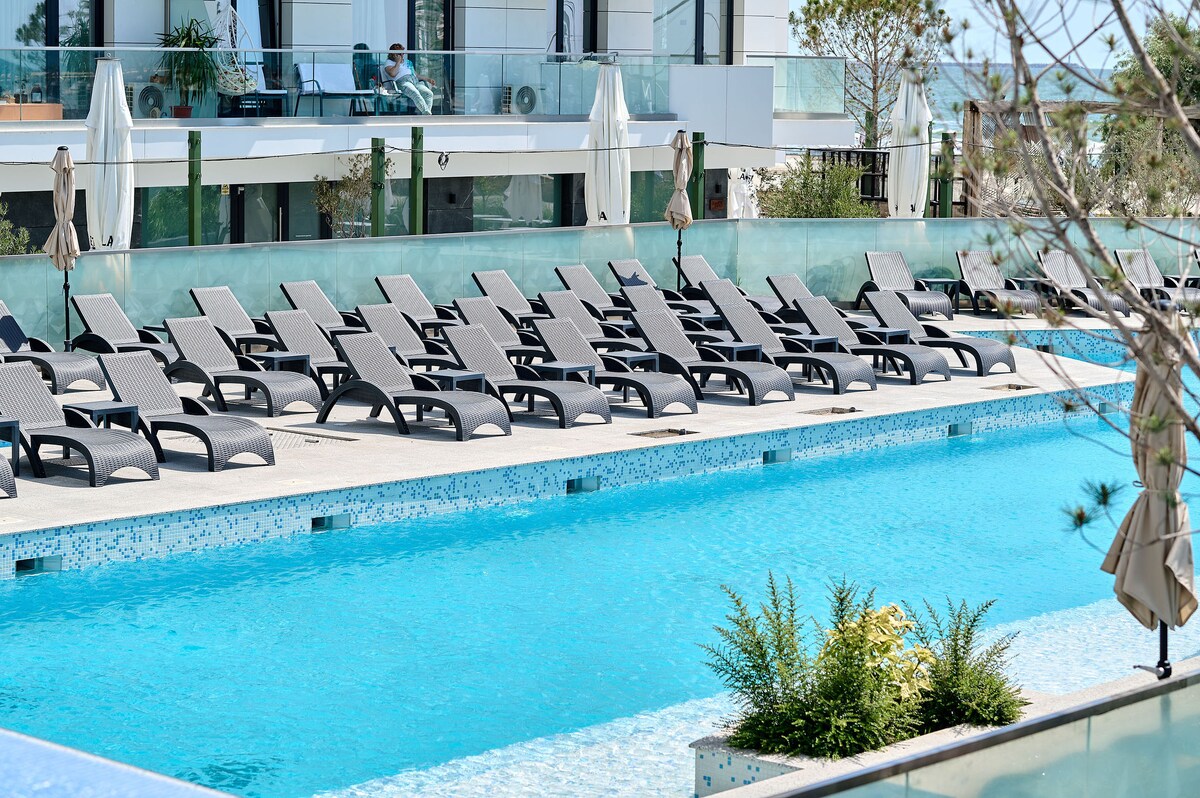 Holiday Apart Spa&Pool Infinity Resort — Apartament — închiriere de vacanță cu vedere la mare în Infinity Resort & SPA, Mamaia Nord, Constanța, România — fotografia 6 a proprietății | Aqua Vista Rentals
