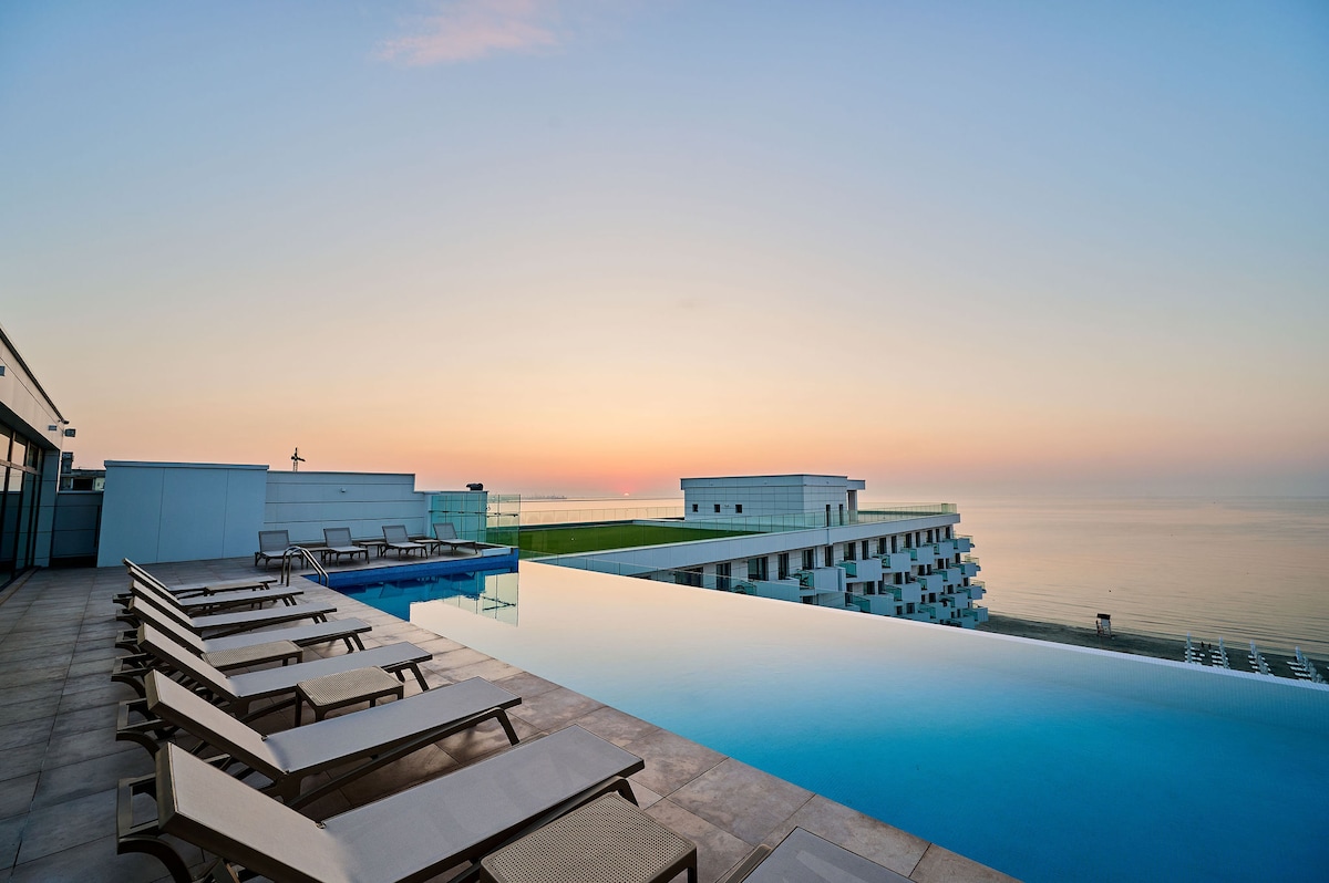 Lalublack Apart Infinity Pool Spa — Apartment — sea-view vacation rental at Infinity Resort & SPA, Mamaia Nord, Constanța, Romania — property photo 7 | Aqua Vista Rentals