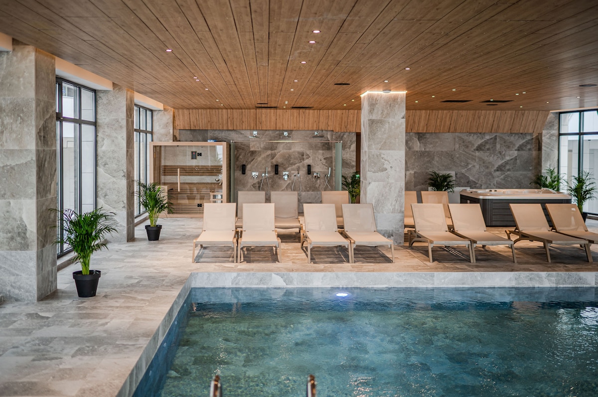 Skyline-Sea Apartment in Odyssey Spa Pool Fitness — Apartament — închiriere de vacanță cu vedere la mare în Alezzi Odyssey, Mamaia Nord, Constanța, România — fotografia principală a proprietății | Aqua Vista Rentals