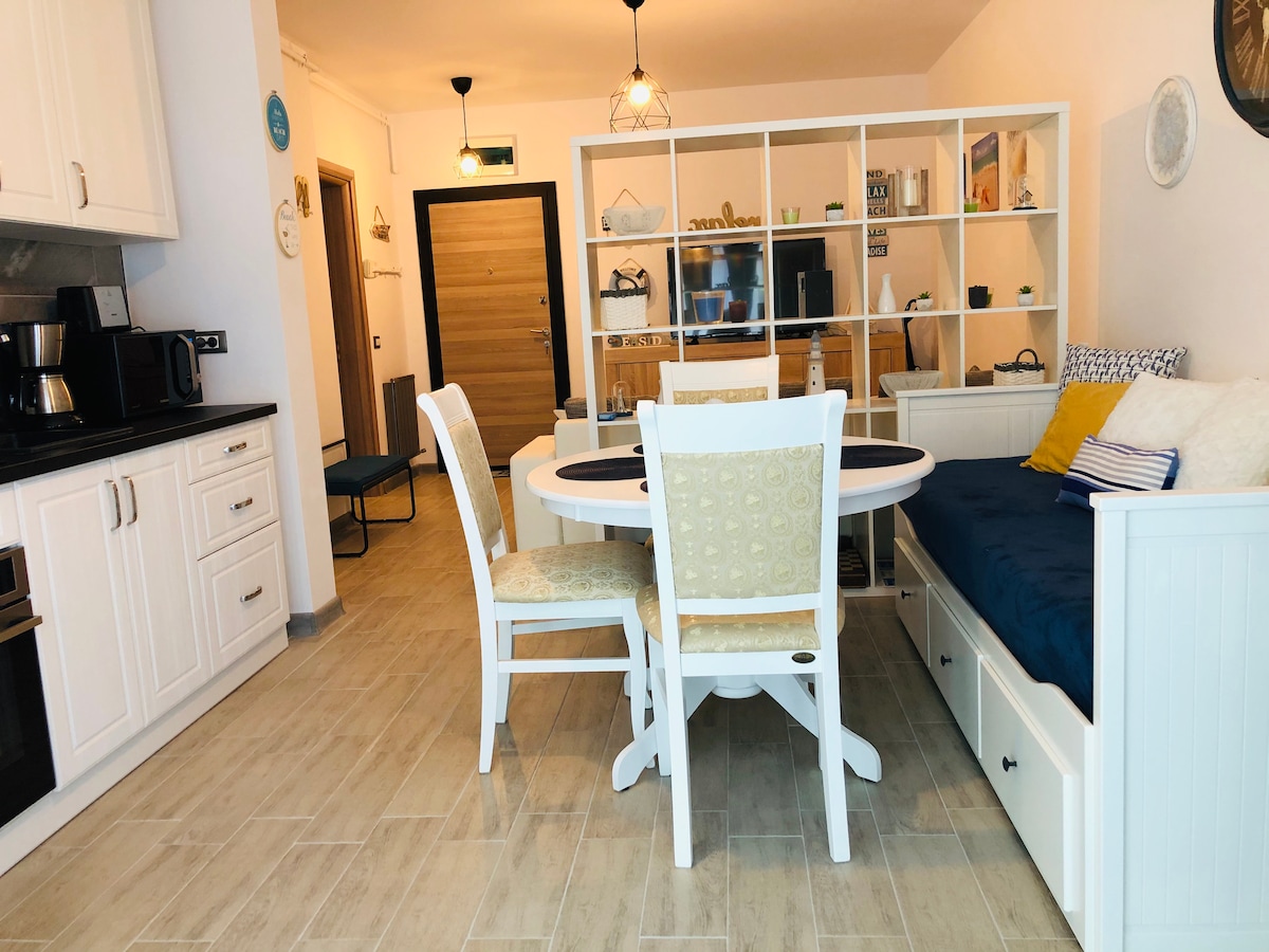 Baby Sea View and Pools Apart -Mamaia Beach Resort — Apartment — sea-view vacation rental at Alezzi Beach Resort, Mamaia Nord, Constanța, Romania — property photo 7 | Aqua Vista Rentals
